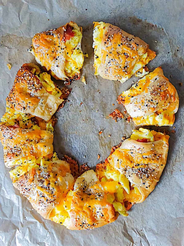 Delicious breakfast crescent ring with bacon, egg, and cheese, ideal for a hearty family brunch.