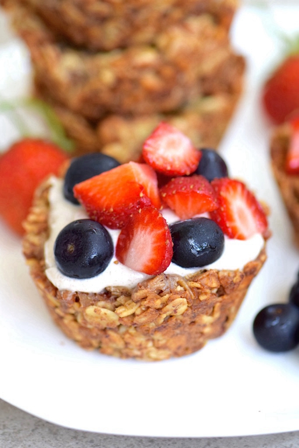 Elegant and healthy Granola Cups with Banana Cream, featuring a nutritious base of oats and nuts, topped with creamy and sweet banana cream, ideal for a vegan and gluten-free breakfast.